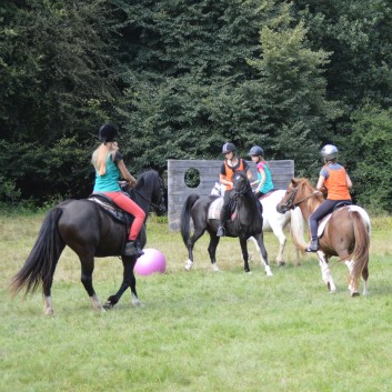 Pferdefussball mit den Ponys der CV Ponyfarm 04