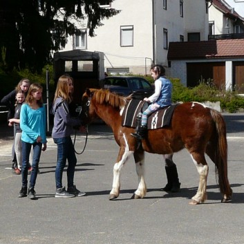 Ponyreiten auf dem Sulzbacher Ostermarkt im April 2014 - 1